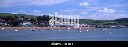 Vue panoramique sur la station de Devon Instow vue de l'autre côté de la rivière Torridge de Hartland. Banque D'Images