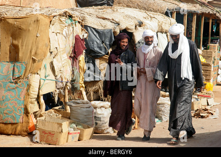 Trois Touaregs marchant dans la rue de la ville d'Agadez au Niger, Afrique de l'Ouest Banque D'Images