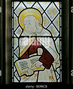 Détail d'un vitrail représentant Saint Pierre l'apôtre, par Herbert Bryans (artiste Ernest Heasman), église St Martin, Glandford, Norfolk Banque D'Images