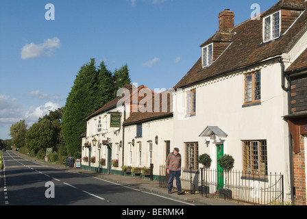 Ockley Surrey Village en Angleterre. L'hôtel Inn on the Green. Route A29 Stane street romaine HOMER SYKES Banque D'Images