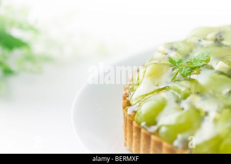 Tarte kiwi et raisin muscat sur la plaque, Close up, fond blanc Banque D'Images