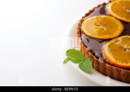 Tartelette orange sur la plaque, Close up, fond blanc Banque D'Images