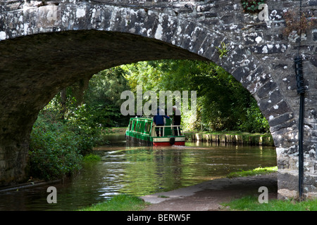 Bateau voile sur le canal de Brecon et Monmouth prises à Llangynidr Mid Wales sur beau jour Banque D'Images