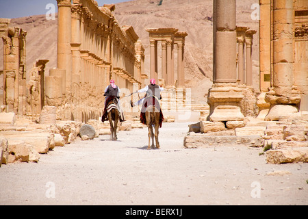 Les hommes chameaux, ruines romaines et site archéologique de Palmyre, en Syrie, au Moyen-Orient, en Asie Banque D'Images