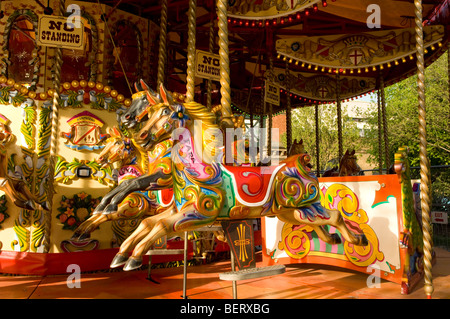Carrousel de chevaux traditionnels peints dans des couleurs vives, London South Bank. Banque D'Images