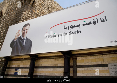 Poster, affiche, panneau, bannière avec Bachar al-Assad en souriant et saluant, Damas, en Syrie, au Moyen-Orient Banque D'Images