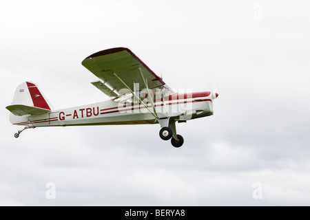 Un Beagle61 Série 2 Terrier G-ATBU en vol après le décollage d'Breighton Airfield Banque D'Images