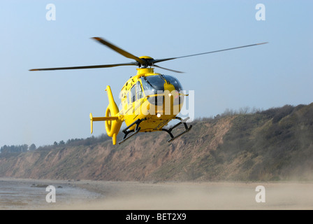 North West Air Ambulance hélicoptère décollant de beach UK Banque D'Images