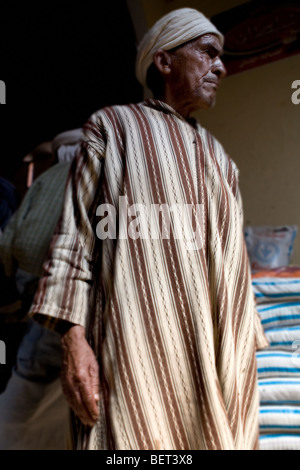 Un homme âgé portant Djellaba et turban, Zagora, Maroc marché Banque D'Images