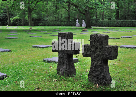 Croix en pierre et pierres tombales WW1 allemand à une Première Guerre mondiale dans le cimetière militaire de Vladslo forêt Praatbos, Belgique Banque D'Images