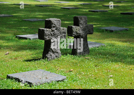 Croix en pierre et pierres tombales WW1 allemand à une Première Guerre mondiale dans le cimetière militaire de Vladslo forêt Praatbos, Belgique Banque D'Images