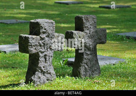 WW1 croix en pierre et pierres tombales en allemand dans la Première Guerre mondiale dans le cimetière militaire de Vladslo forêt Praatbos, Belgique Banque D'Images