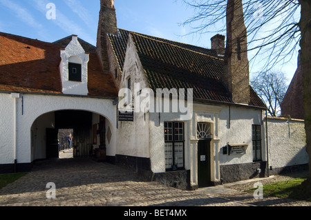 Porte d'entrée du Béguinage Ten Wijngaerde à Bruges, Flandre occidentale, Belgique Banque D'Images