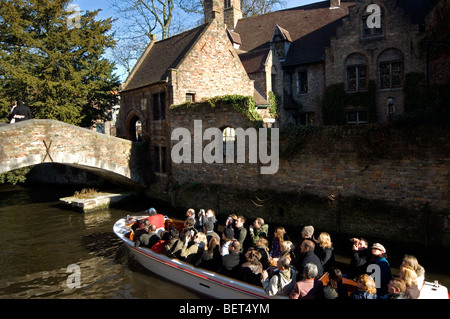 Bonifacius Pont sur canal et touristes au cours de visites en bateau à Bruges, Belgique Banque D'Images