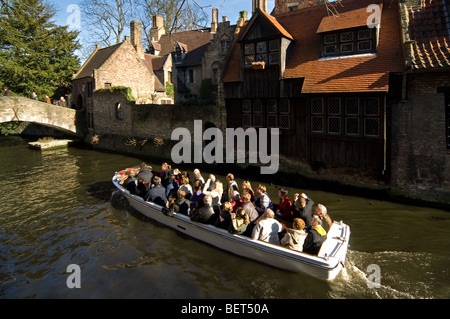 Bonifacius bridge et touristes de prendre un tour en bateau sur les canaux de Bruges, Belgique Banque D'Images