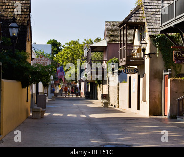 Boutiques le long de la vieille rue à Saint Augustine en Floride. Banque D'Images