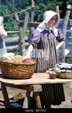 Fille avec un fil en pure laine de couleur en costume - Guerre de la Révolution américaine (années 1770) Époque re-enactment Banque D'Images