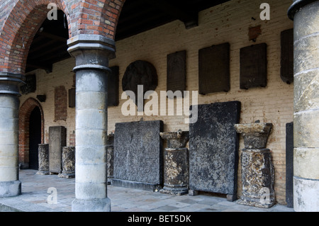 Des tablettes de pierre médiévale au musée Gruuthuse, Bruges, Flandre occidentale, Belgique Banque D'Images