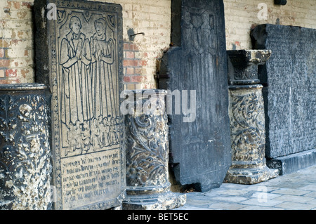 Des tablettes de pierre médiévale au musée Gruuthuse, Bruges, Flandre occidentale, Belgique Banque D'Images