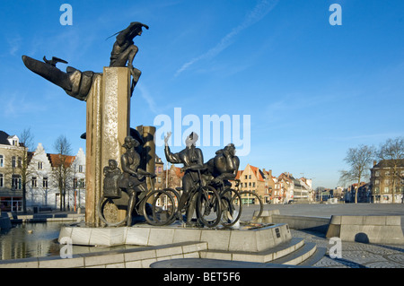 Sculptures avec fontaine à l'Het Zand square dans la ville de Bruges, Flandre occidentale, Belgique Banque D'Images