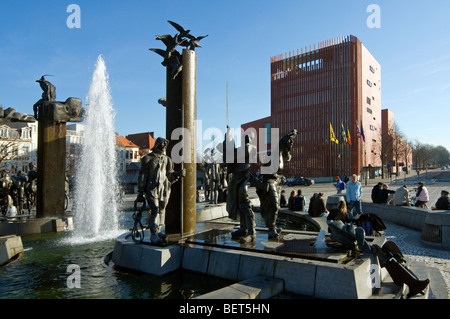 La salle de concert et de sculptures avec fontaine à l'Het Zand square dans la ville de Bruges, Flandre occidentale, Belgique Banque D'Images