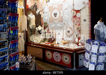 Fenêtre d'affichage d'une boutique de souvenirs vendant de la dentelle blanche dans la ville de Bruges, Flandre occidentale, Belgique Banque D'Images