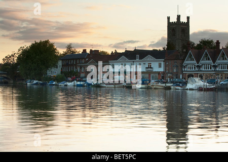 Henley on Thames et Tamise au crépuscule, Oxfordshire, UK Banque D'Images