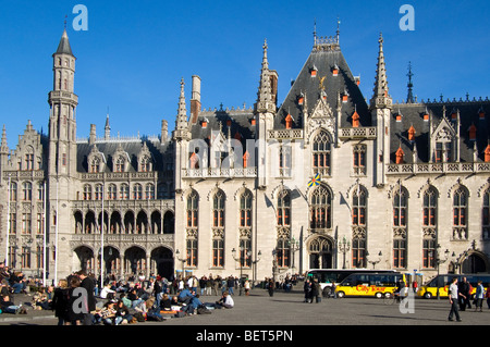 La cour Provinciale / Hôtel de ville et les touristes sur la place du marché, Bruges, Flandre occidentale, Belgique Banque D'Images