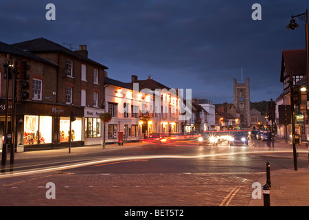 Recherche le long de la rue Hart vers St Marie la Vierge au crépuscule de l'église, Henley on Thames, Oxfordshire, UK Banque D'Images