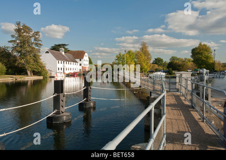 Hambleden Weir sur la Tamise près de Henley, Oxfordshire, UK Banque D'Images