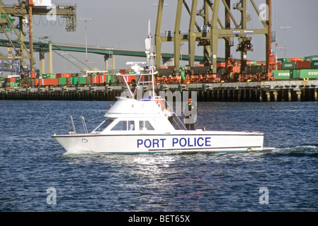 Sécurité sécurité patrouille watch observer répondre guard empêche le contrôle de charge de la grue port mer océan bateau quai quai de déchargement de conteneurs Banque D'Images