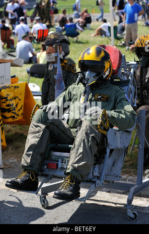 Fighter jet pilot wearing helmet assis sur siège éjectable à l'Airshow à Koksijde, Belgique Banque D'Images