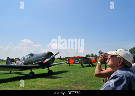 À l'aérodrome de spectateurs jusqu'à la voltige aérienne au cours d'aéronautique à Koksijde, Belgique Banque D'Images