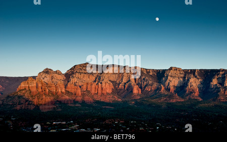 Montée au coucher du soleil sur la lune, le Red Rocks de Sedona, Arizona, USA Banque D'Images