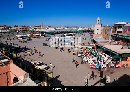 La place Jemaa el-Fna est un centre animé pour le tourisme et les affaires au centre de Marrakech, au Maroc Banque D'Images