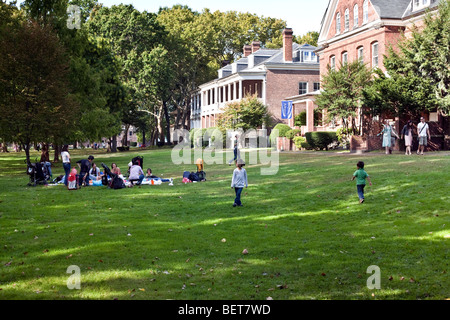 Groupe familial chinois bénéficie d''un pique-nique sur la pelouse en face de colonels ligne dans le parc de l'Île des Gouverneurs Banque D'Images