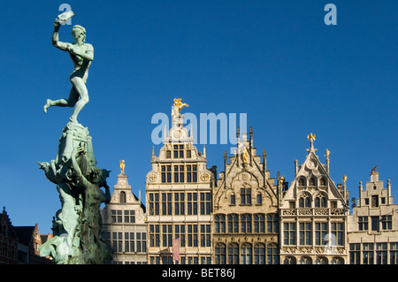 Guilde et statue fontaine de Silvius Brabo lançant la main du géant à la Grand-Place / Town Square, Anvers, Belgique Banque D'Images