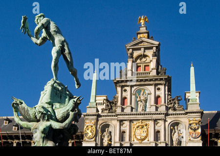 L'hôtel de ville et statue fontaine de Silvius Brabo lançant la main du géant à la Grand-Place / Town Square, Anvers, Belgique Banque D'Images