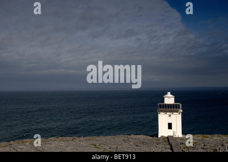 Black Head Lighthouse, Tête noire, la région du Burren, Shannon, République d'Irlande, Irlande. Banque D'Images