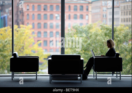 Une femme utilise un ordinateur portable, Boston Convention Center Banque D'Images