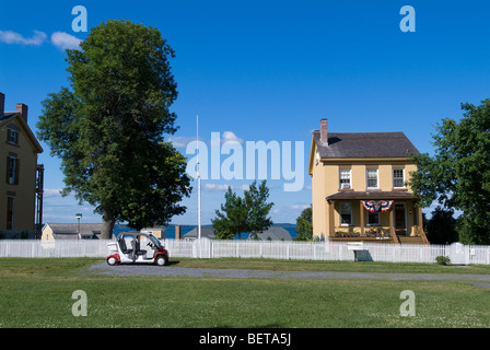 Véhicule électrique garé à l'extérieur de la maison du lieutenant à Sackets Harbor Battlefield State Historic Site. Banque D'Images