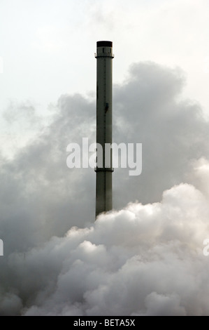 Conceptual image montrant la pollution de l'industrie pétrochimique montrant avec de la fumée de cheminée compris Banque D'Images