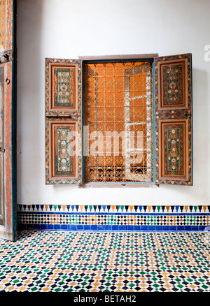 Palais de Bahia avec fenêtre décorative et sol carrelé complexe, Marrakech, Maroc Banque D'Images