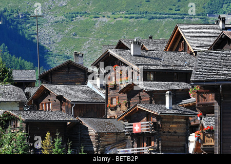 Maisons en bois traditionnel Suisse / chalets dans le village alpin de Grimentz, Valais / Wallis (Suisse) Banque D'Images