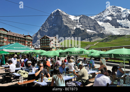 Les touristes et les hôtels à la Kleine Scheidegg, un haut col de montagne en Valais, Alpes Suisses, Suisse Banque D'Images