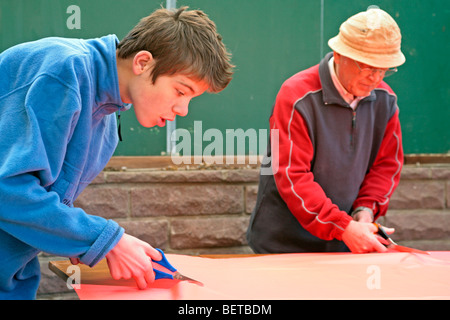 Grand-père et petit-fils d'un cerf-volant construire ensemble Banque D'Images