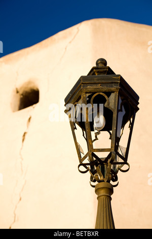 Mur de Marrakech à Bab Nkob avec Street Lamp, Marrakech, Maroc Banque D'Images