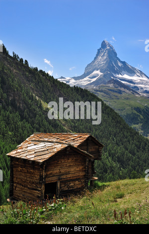 Matterhorn et greniers traditionnels en bois / raccards Findeln près du village dans les Alpes Suisses, Valais / Wallis (Suisse) Banque D'Images