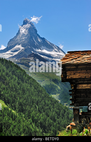 Le Cervin et grenier traditionnel en bois / raccard Findeln près du village dans les Alpes Suisses, Valais / Wallis (Suisse) Banque D'Images