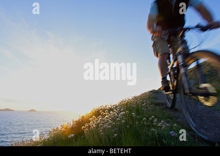 Du vélo de montagne sur une piste côtière. Banque D'Images